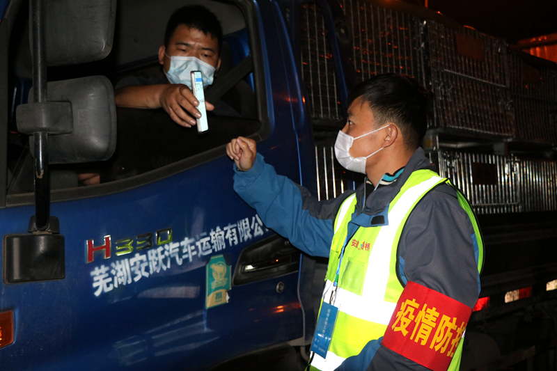 新一輪疫情發(fā)生后，安徽路橋迅速行動(dòng)，組織全體職工和勞務(wù)工人進(jìn)行全員核算檢測(cè)，筑牢疫情防控第一道防線。此外，還積極投身屬地疫情防控，踐行國(guó)企擔(dān)當(dāng)。